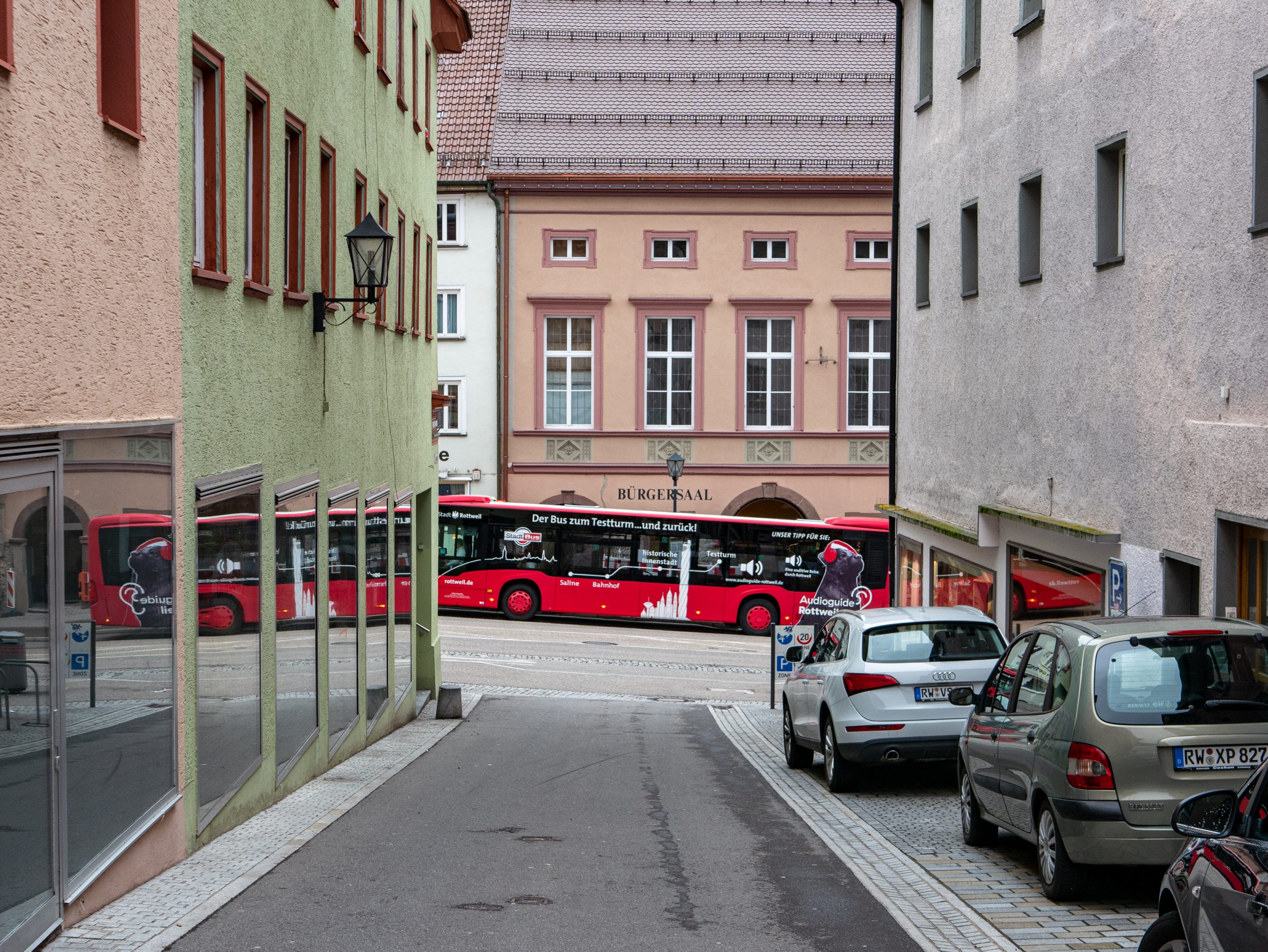 Blick auf den Friedrichsplatz mit Stadtbus